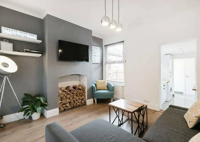 Cambridge House - Modern 2 Bedroom House, Close To Luton Airport & Town Centre